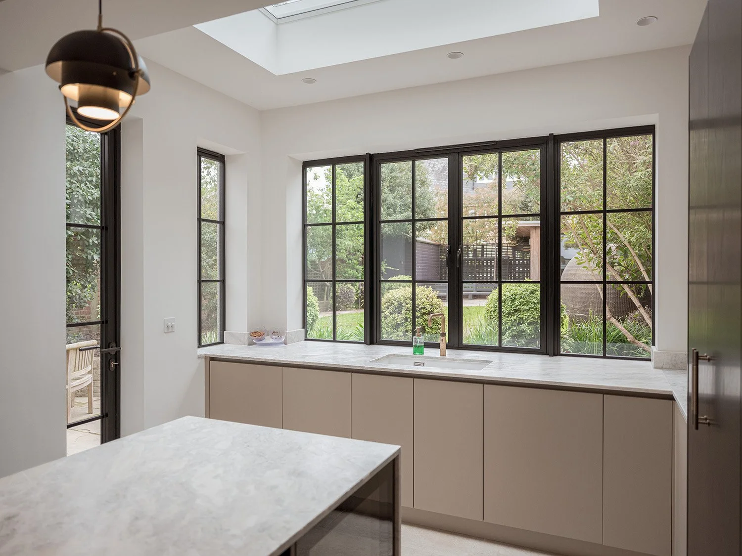 hampton-victorian-house-kitchen-sink-garden-window.jpg.jpg