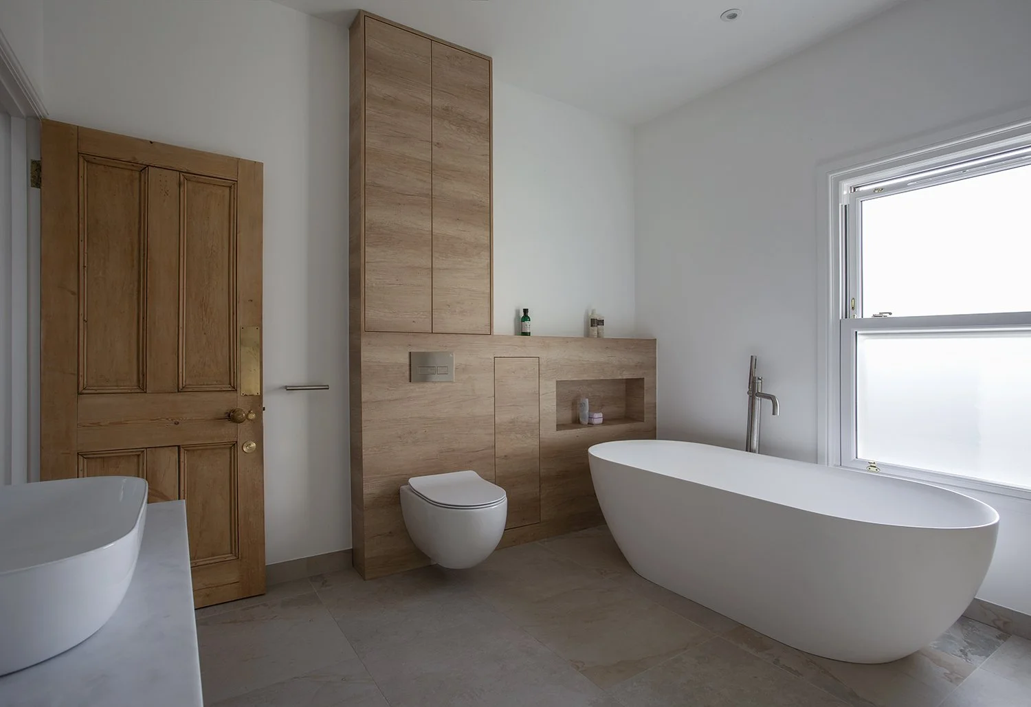 hampton-conservation-area-family-bathroom-bathtub-01.jpg.jpg