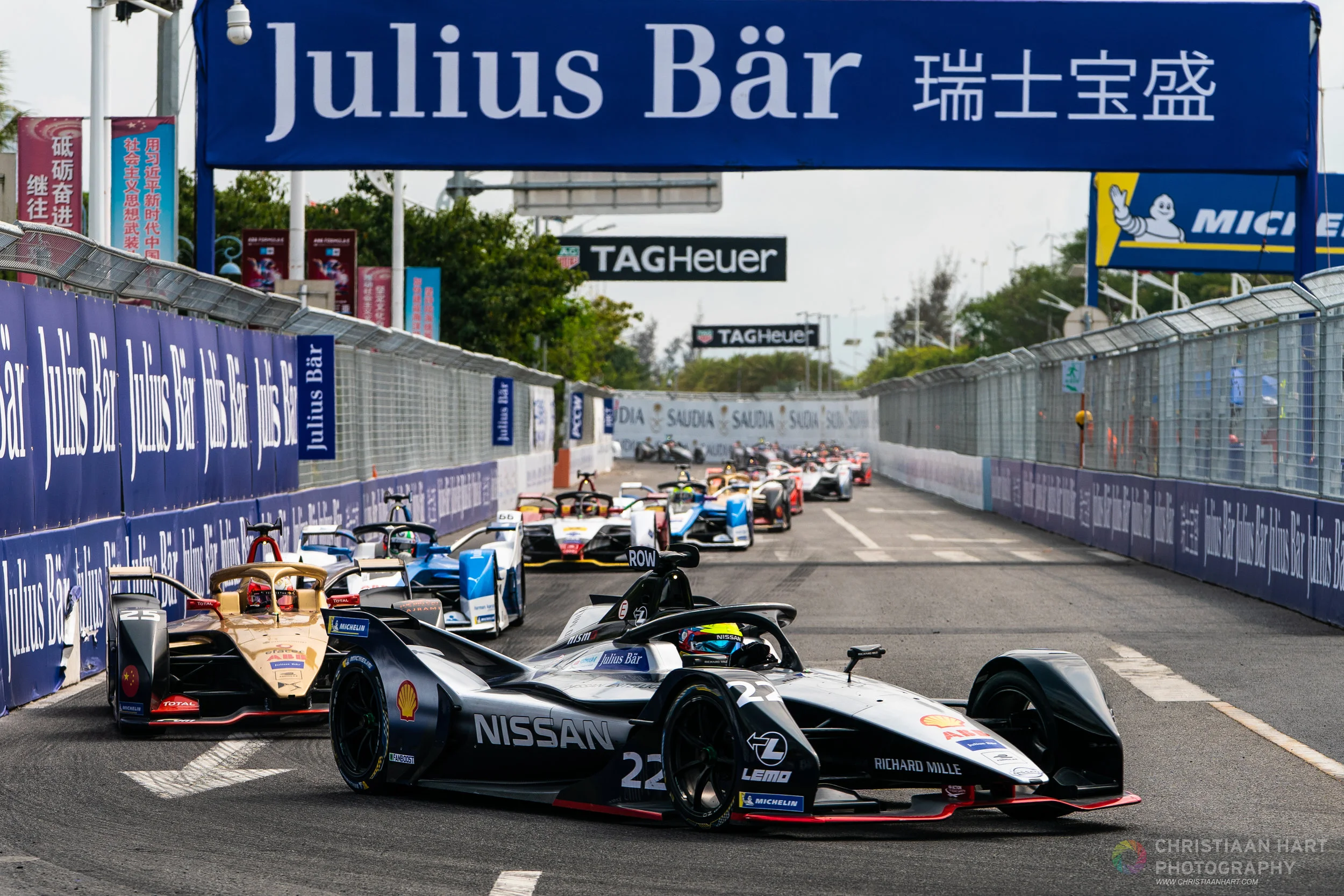 Oliver Rowland lead the pack early on for Nissan Motorsports.