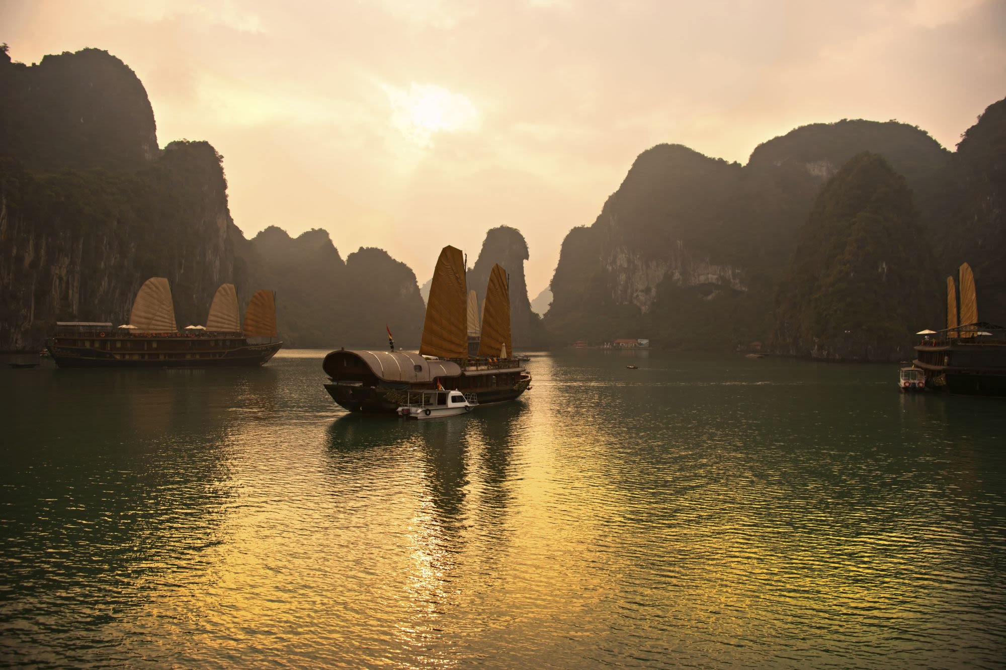 junk-boat-2-halong-bay-vietnam-tours.jpg