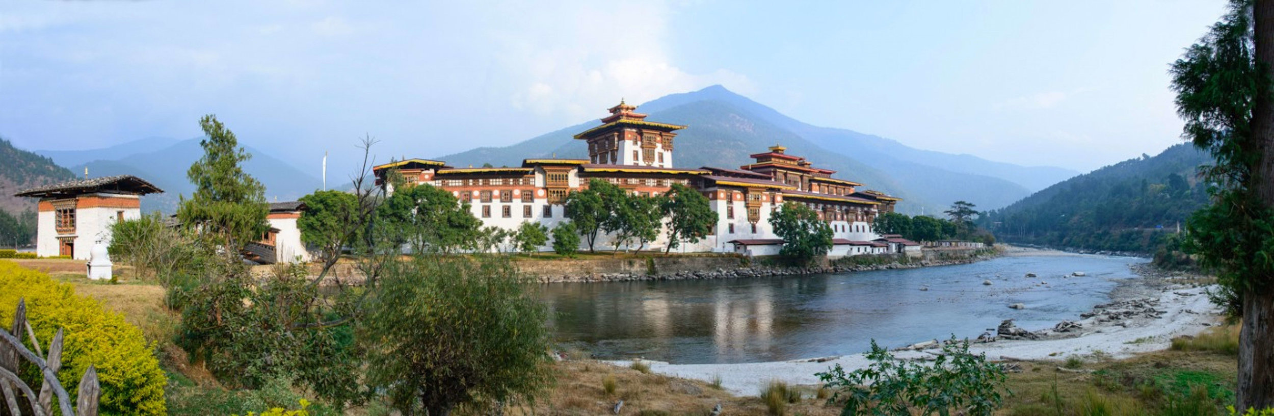 2 Punakha Dzong pano_1400x600.jpg