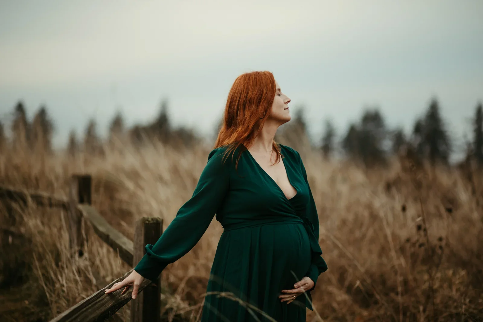Pregnant mother in nature birth photograhy