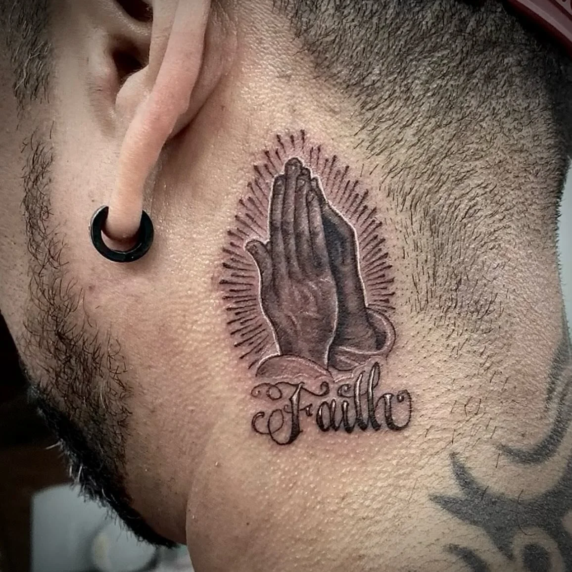 Mini praying hands by @ray_herrera_
•
All sizes, all styles, ALL WELCOME!
•
Consultations for custom work;
WWW.SUPERFLYTATTOO.COM
Or DM Ray directly
•
Walk-ins always welcome
•
#tattoo #sandiegotattoo #sd #socal #customtattoo #fi