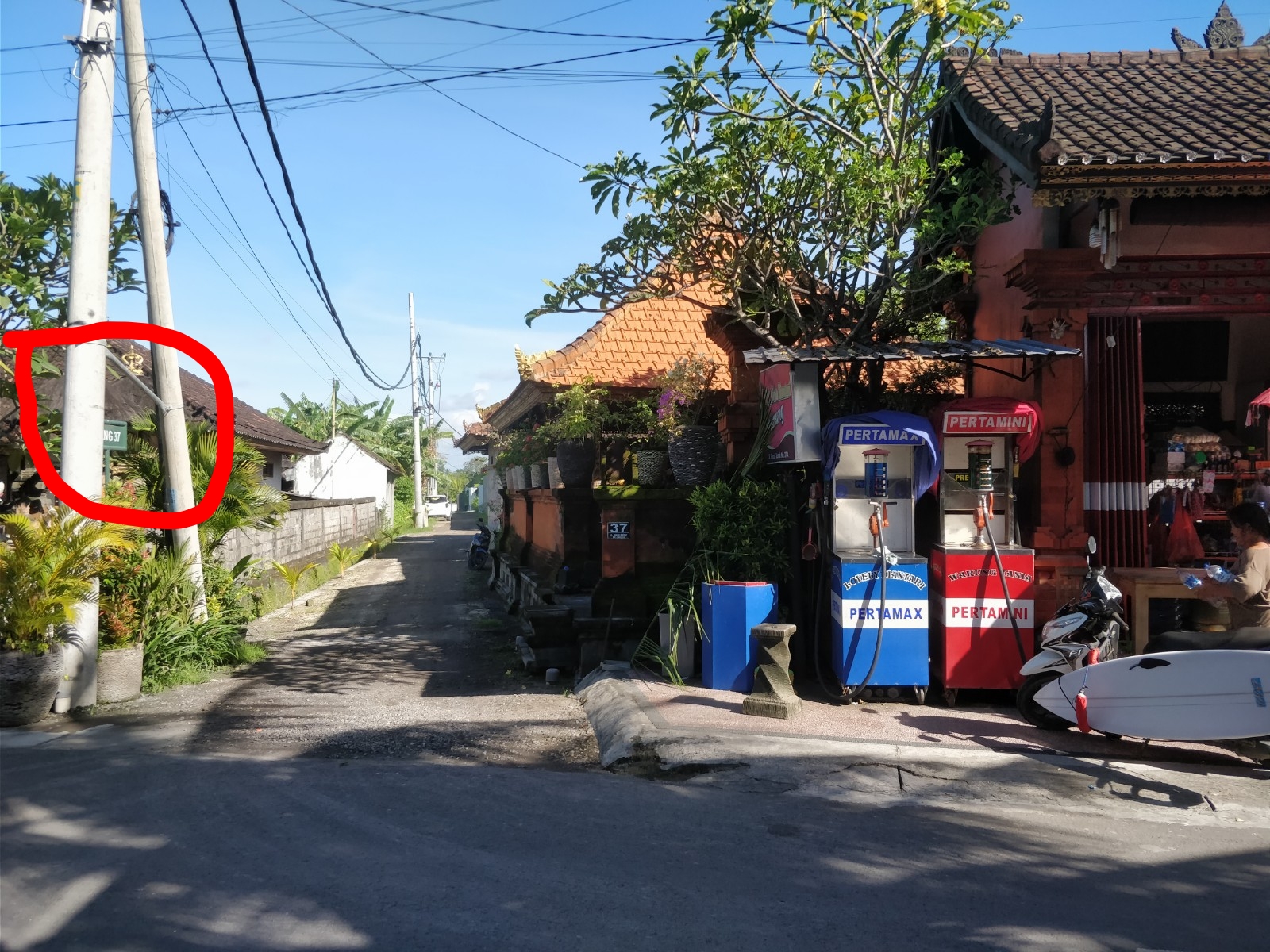 This is the Gang (cul-de-sac) entrance. Look for the sign on the left of the Gang