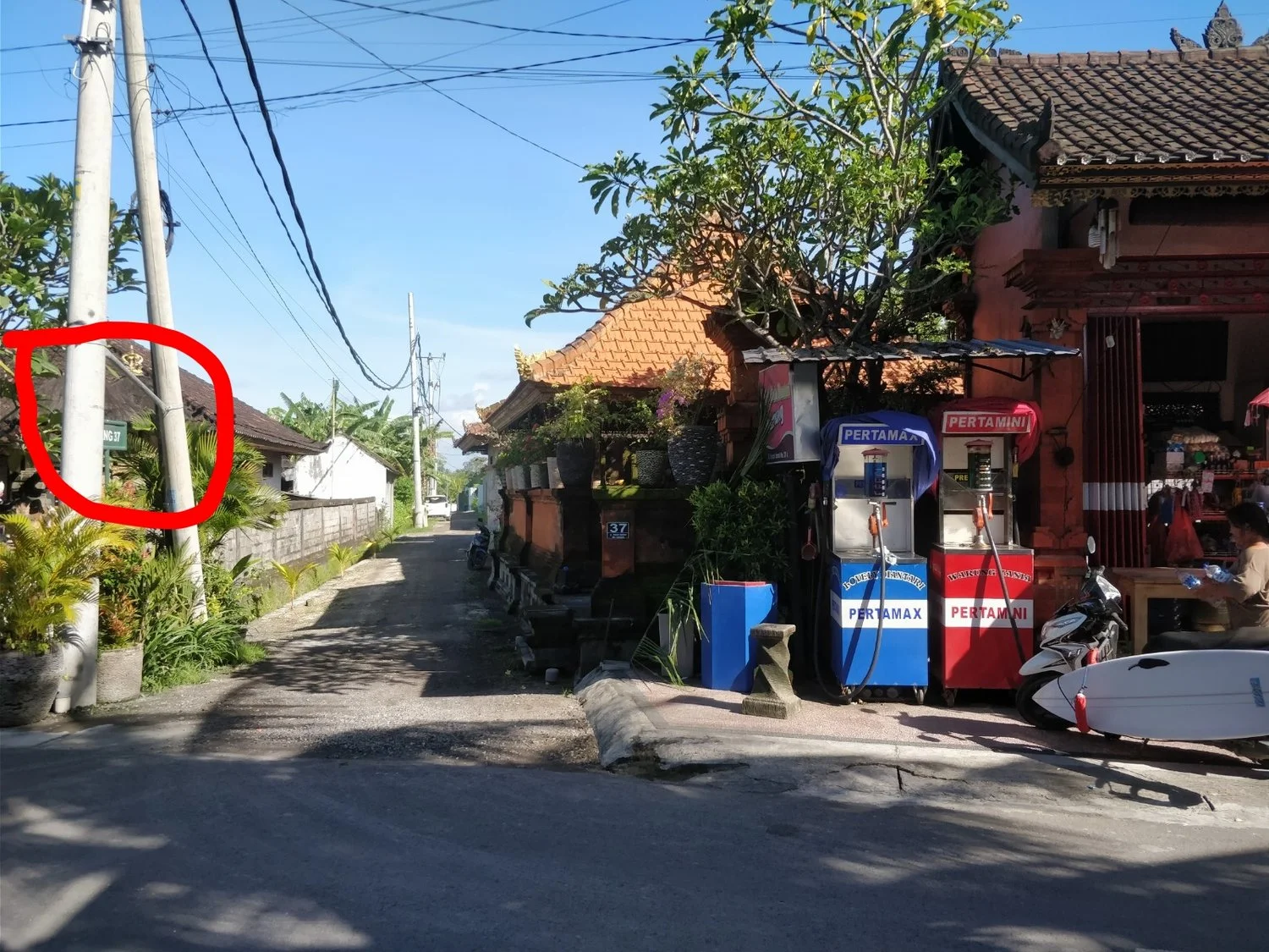 This is the Gang (cul-de-sac) entrance. Look for the sign on the left of the Gang