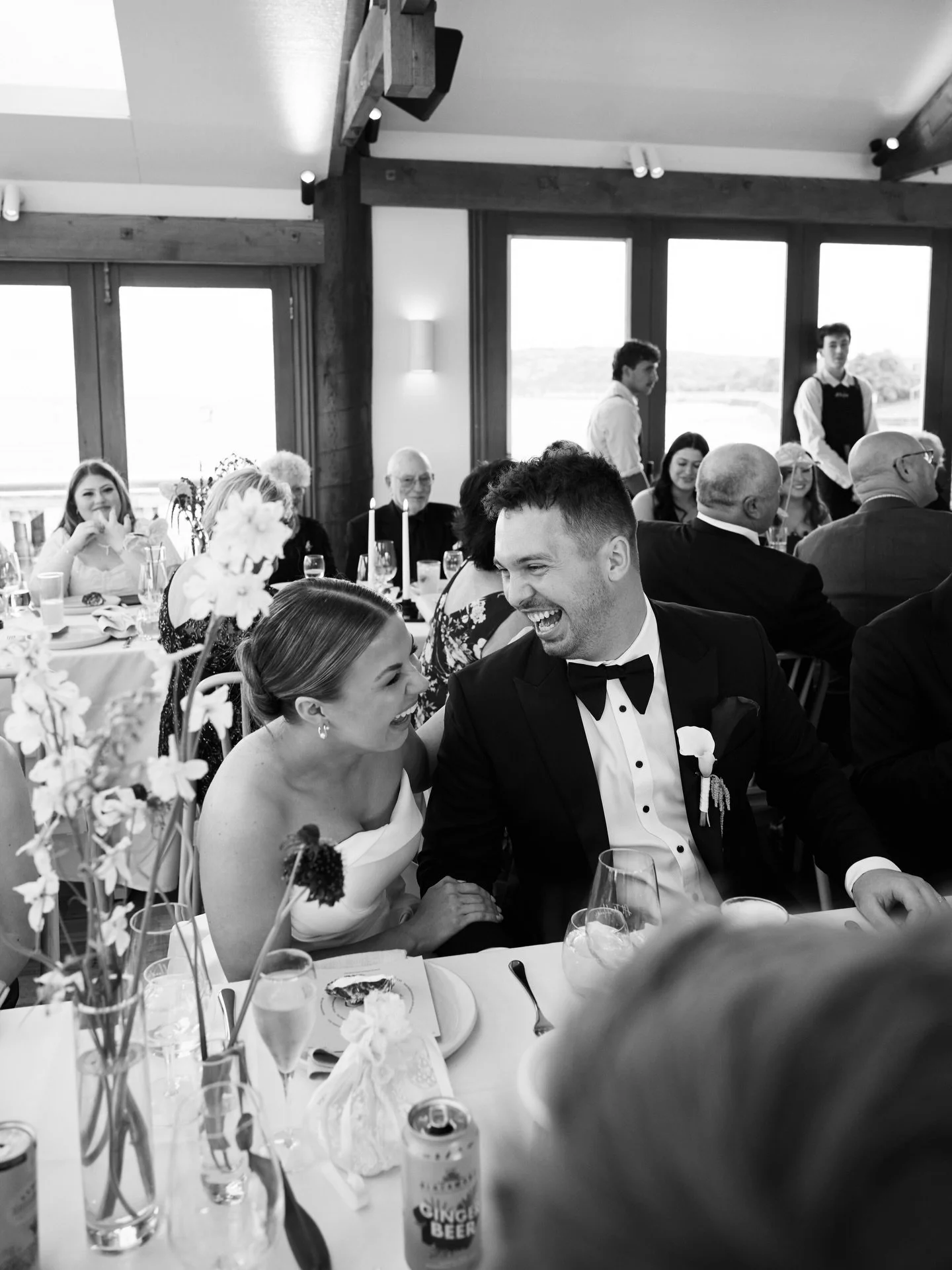 A seating plan we will forever adore&hellip; the Bride &amp; Groom sitting amongst their guests 👰&zwj;♀️🤵&zwj;♂️

📸 @louloumemphis