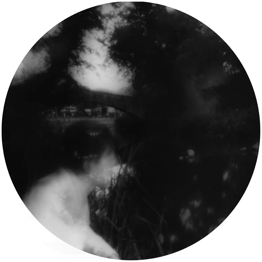 Dato che sono autoritratti in lunga esposizione mi interessa l’idea dello sdoppiamento, non solo nel doppioruolo davanti e dietro la macchina fotografica, ma anche dentro l’immagine, come figure spettrali, sosia o revenant. 