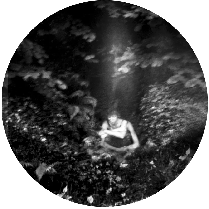 Nella filosofia romantica e dopo nella psicoanalisi, adottato anche nel surrealismo, l’autoritratto e lo sdoppiamento dell’artista sono molto presenti. Non è visto soltanto come un atto narcisista o l’affrontare della morte, ma come ricerca di una identità spesso in una scissione interna spaventosa: un alter ego nemico, un inquilino nero, una perturbante estraneità del fantasma nello specchio come lo descrive Hoffmann, la Droste-Hülshoff o come li dipinge Schiele, anche se con la psicoanalisi l’inconscio diventa “ufficialmente” parte integrale dell’Io. In queste foto sono rappresentata io, ma non necessariamente sempre come persona o alla ricerca della mia identità, ma talvolta più come personaggi, come luogotenente di una o diverse figure che dirigo dentro l’immagine.