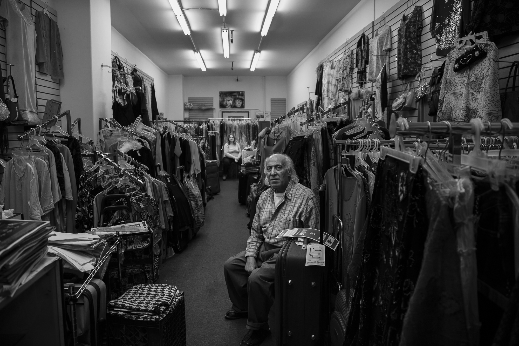 Dry Cleaner After so many years, I think I should know what clean means, but I don’t. Maybe because the fluids I breathe are too strong. That’s why I’m popular with my customers. My imagination must be clean, but I can’t get a picture of it any more. Tintoria Dopo tanti anni, immagino che dovrei capire ciò che significa pulito, ma non è così. Forse perché i fluidi che utilizzo sono troppo forti. Così si creano clienti fedeli. La mia coscienza dev’essere molto pulita, ma non riesco più a farmene una immagine.