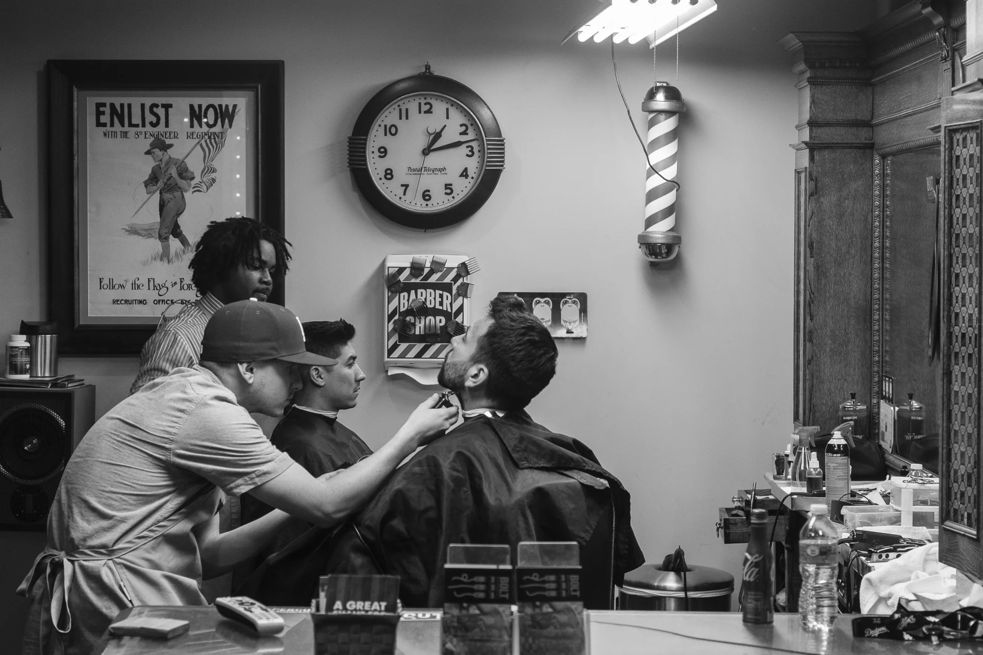 Barber The first time I walked by Barber College, I thought it was funny. Like, hey here’s a college I could get into. And it wasn’t even as hard as I thought. You use the clippers like a paintbrush that erases. The comb tells the scissors where to cut, if you move your hands right. The main thing is to make the guy in the chair look the way he thinks he ought to look, which is better than when he walked in here. Barbiere La prima volta che passai L’Istituto per Parrucchieri mi venne da ridere. Ehi finalmente una scuola dove forse riuscirò a prendere bei voti. E non era nemmeno difficile come credevo. Si usa la macchinetta tosatrice come un pennello che cancella. Il pettine indica alle forbici dove devono tagliare, se sai muovere le mani. La cosa importante è fare in modo che il tizio sulla poltrona girevole abbia l’aspetto che crede dovrebbe avere, cioè meglio di com’era quando è entrato