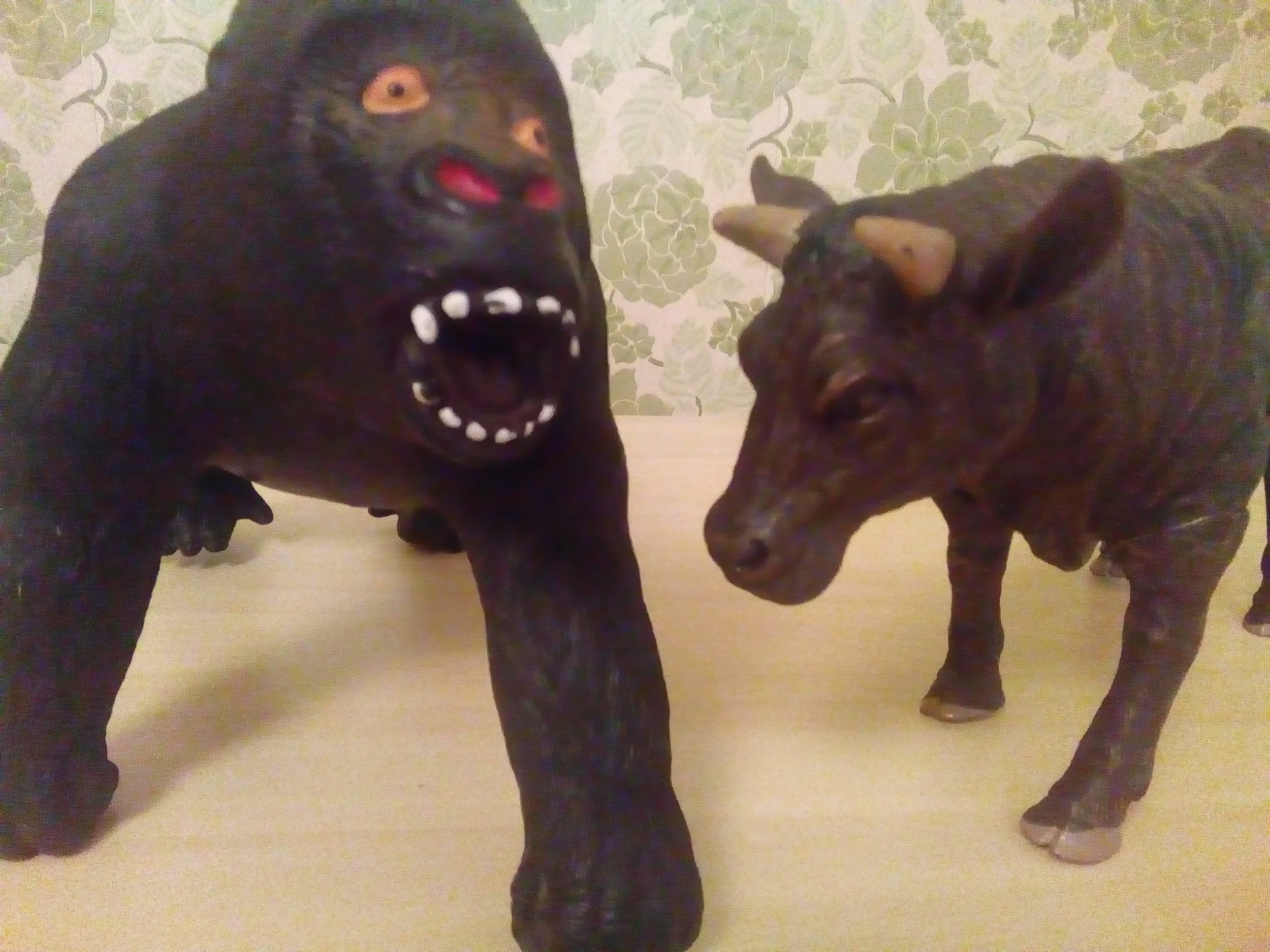 6. Anthropoid poised to charge/Antropomorfo alla carica