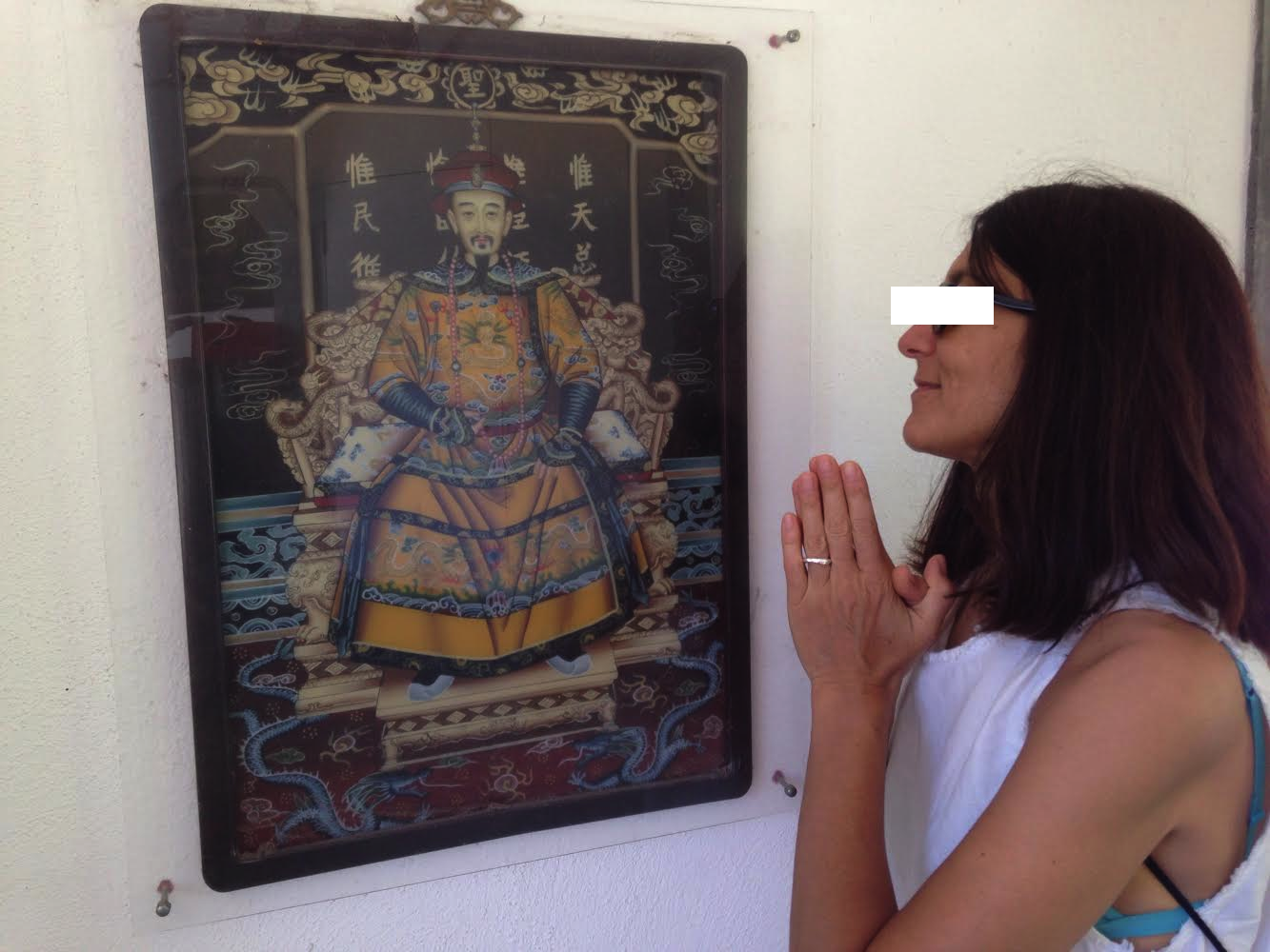 An honored guest pays homage to Emperor Ming.