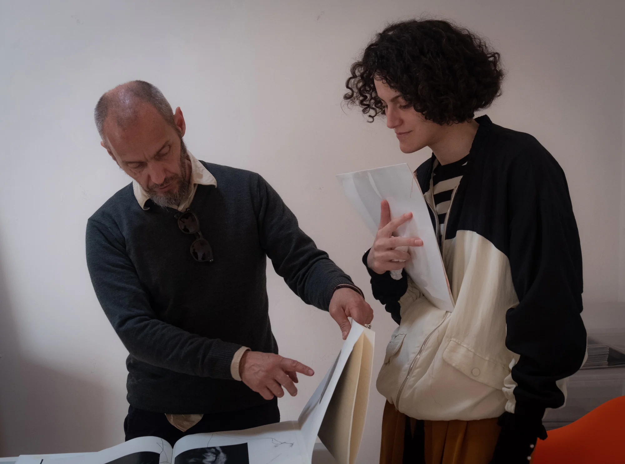 Gli artefici di Origini edizioni, Valentino Barachini e Matilde Vittoria Laricchia, fotografati da Carlo Zei