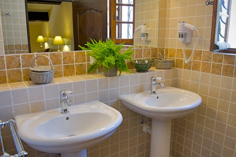 Modern restrooms Bastide Avellanne | EAT.PRAY.MOVE Yoga Retreats | Provence, France