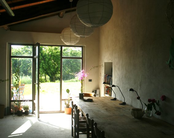 Light in the art studio Siliano Alto | EAT.PRAY.MOVE Yoga Retreats | Tuscany, Italy