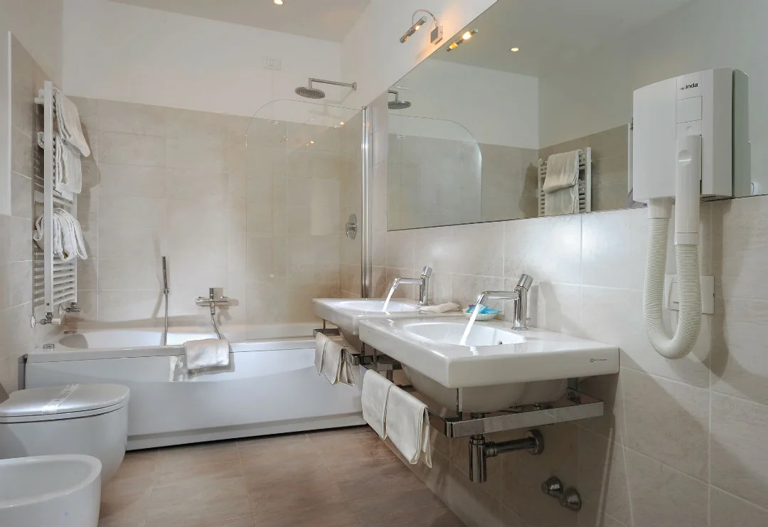 Luxury bathrooms Palazzo Vitturi | EAT.PRAY.MOVE Yoga | Venice, Italy