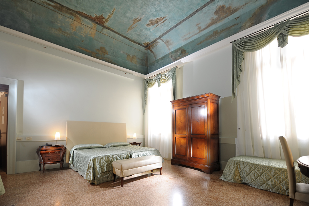 Luxury bedrooms Palazzo Vitturi | EAT.PRAY.MOVE Yoga | Venice, Italy
