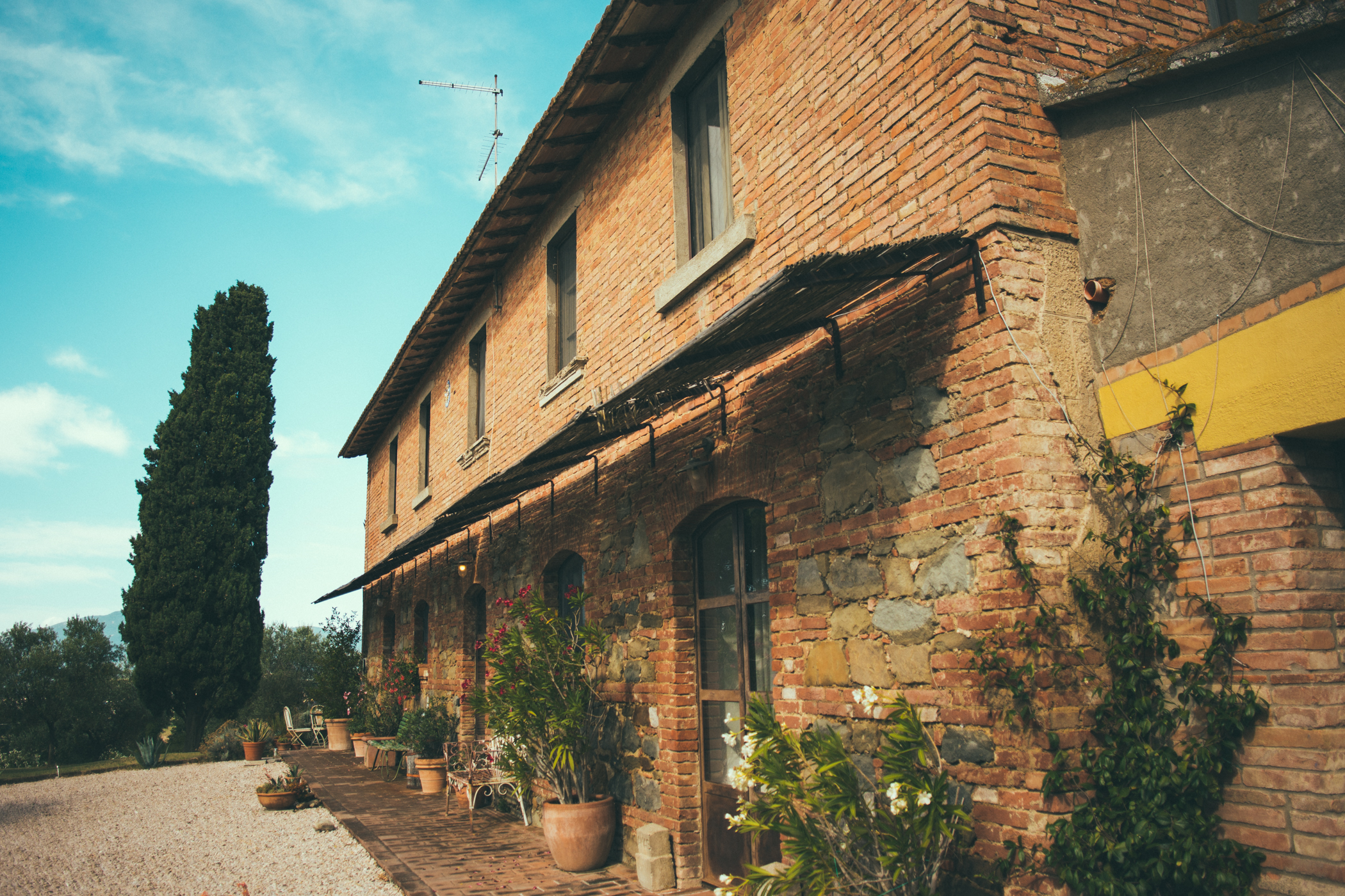 Summer sun on the historic villa Siliano Alto | EAT.PRAY.MOVE Yoga Retreats | Tuscany, Italy