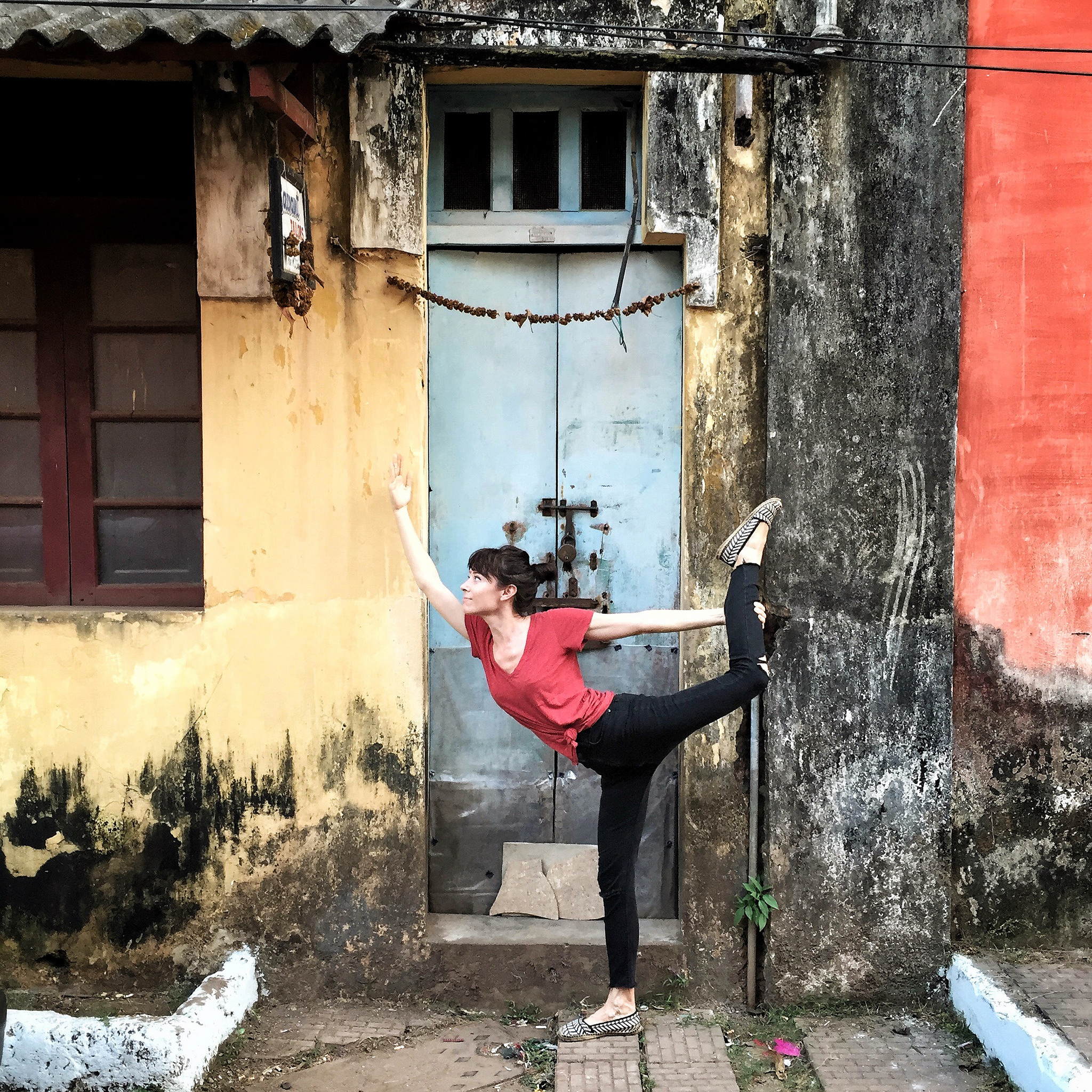 Dancer's pose in the streets | EAT.PRAY.MOVE Retreats | Goa, India