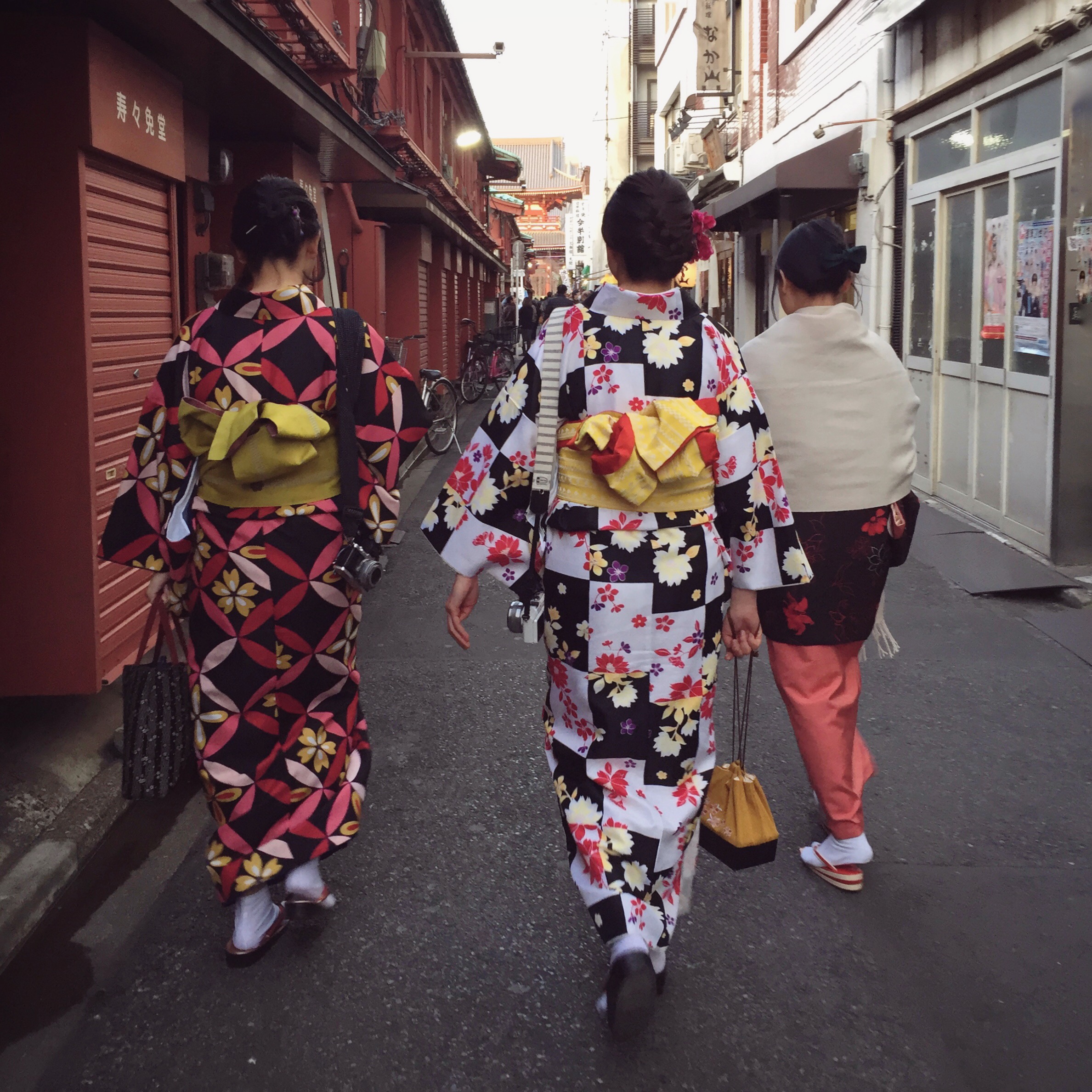 Geisha in the Gion district | EAT.PRAY.MOVE Yoga | Kyoto, Japan