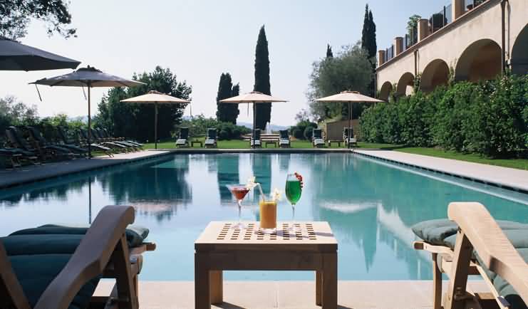 Drinks by the pool Castello del Nero | EAT.PRAY.MOVE Yoga | Chianti, Italy