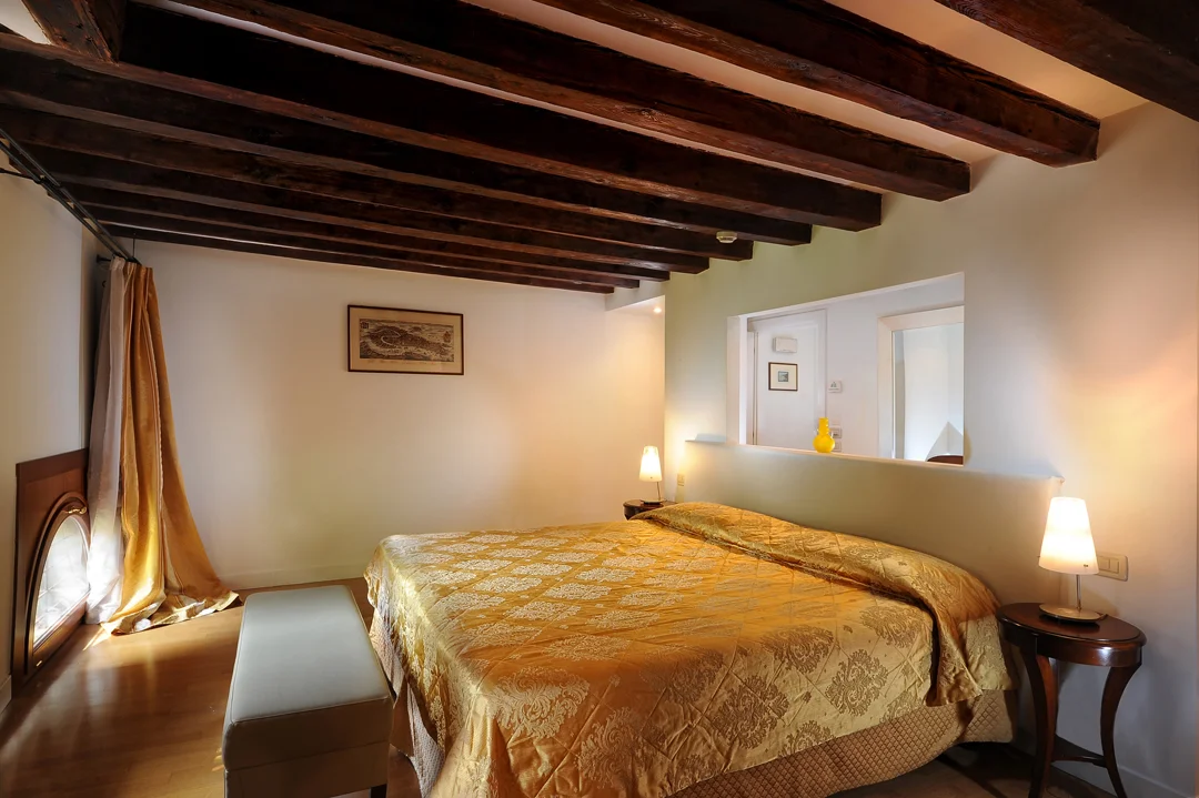 Wooden beams in hotel room Palazzo Vitturi EAT.PRAY.MOVE Yoga | Venice, Italy