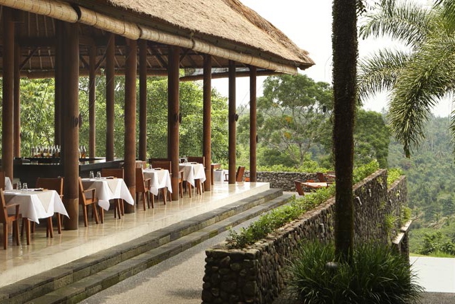 Outdoor dining at Alila Ubud | EAT.PRAY.MOVE Yoga | Bali, Indonesia