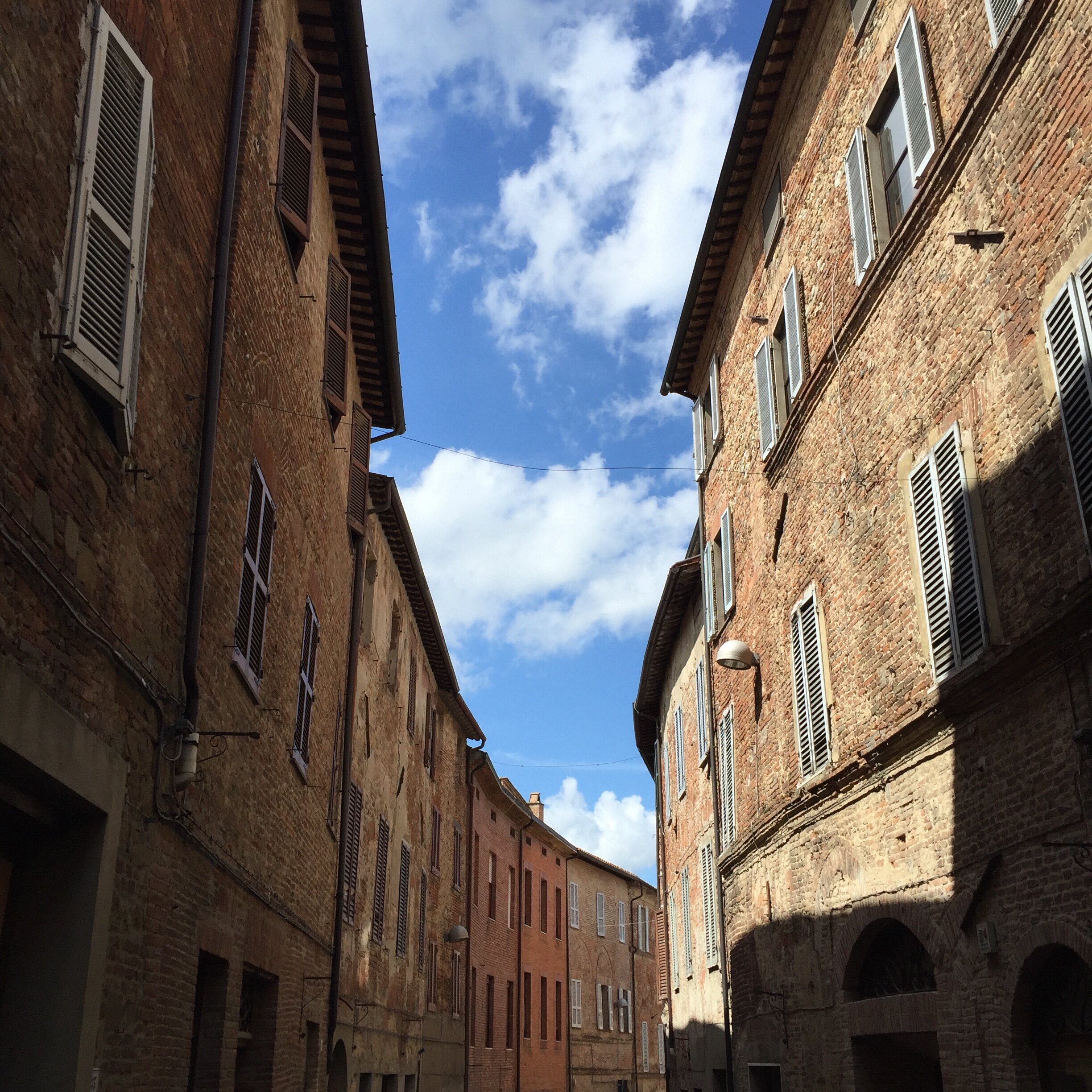 The curved town streets  | EAT.PRAY.MOVE Yoga Retreats | Tuscany, Italy