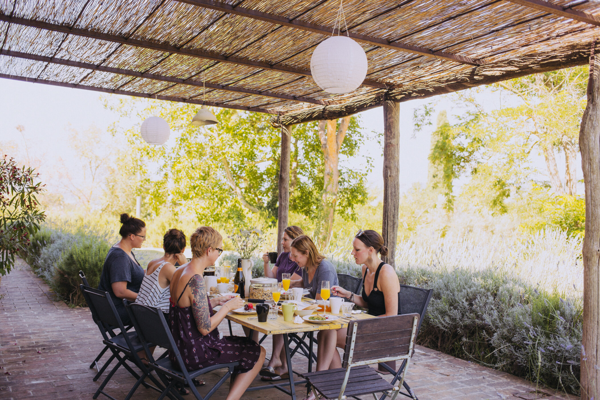 Breakfast in the shade  | EAT.PRAY.MOVE Yoga Retreats | Tuscany, Italy
