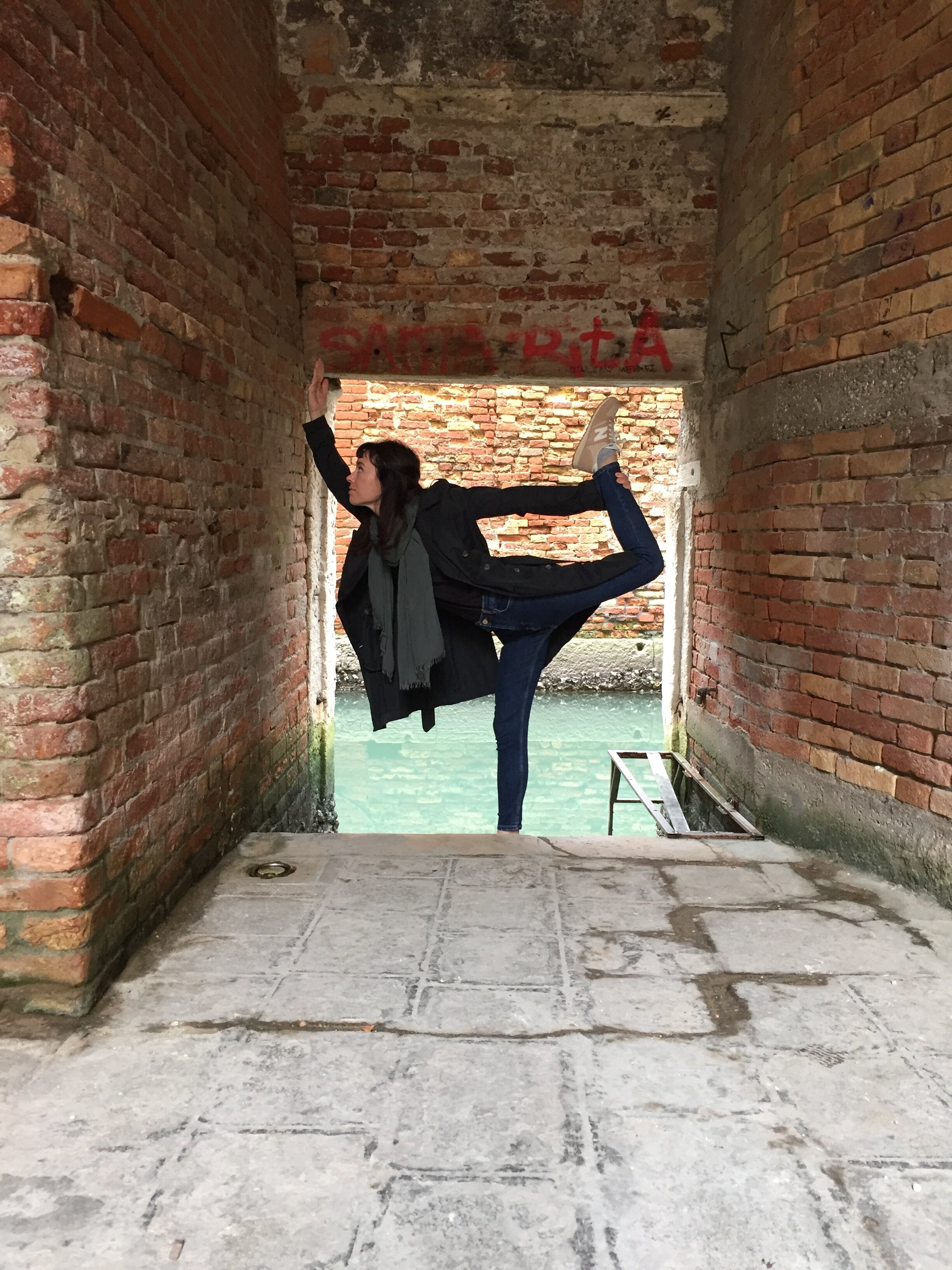 Dancer's post by the canal | EAT.PRAY.MOVE Retreats | Venice, Italy 