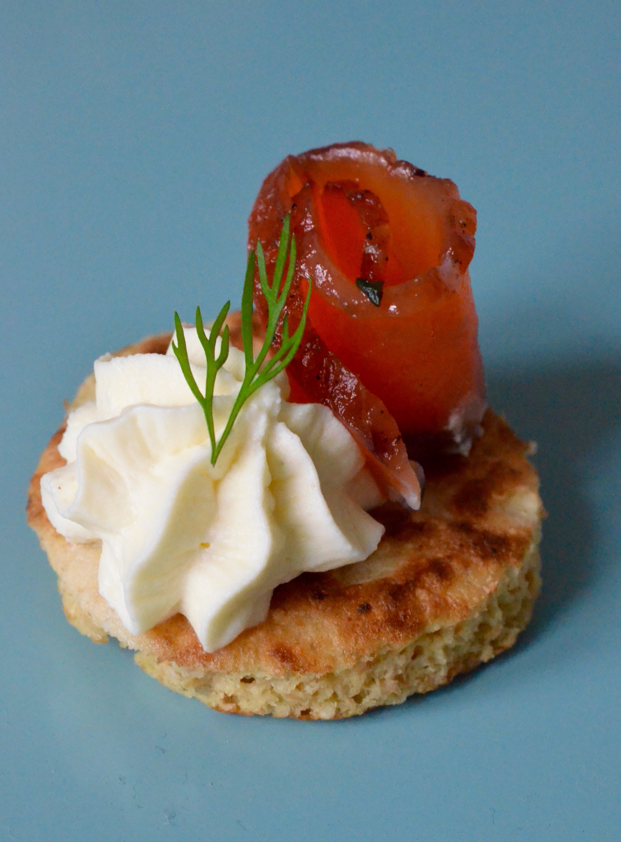 Norsk Gravlaks med hjemmelaget blinis og lime krem :)