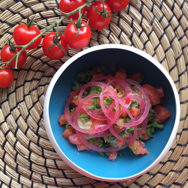 Hibiscus Dinners fingermat: avocado krem, syltet løk, røkt laks og habanero chili