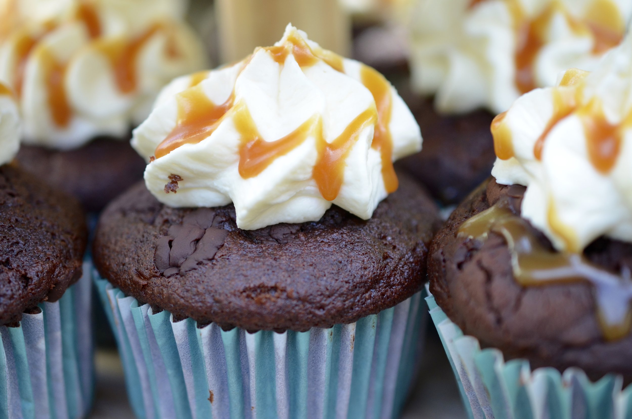 Hibiscus Dinners desserter: sjokolade og banana cupcakes, mascarpone krem og karamel saus