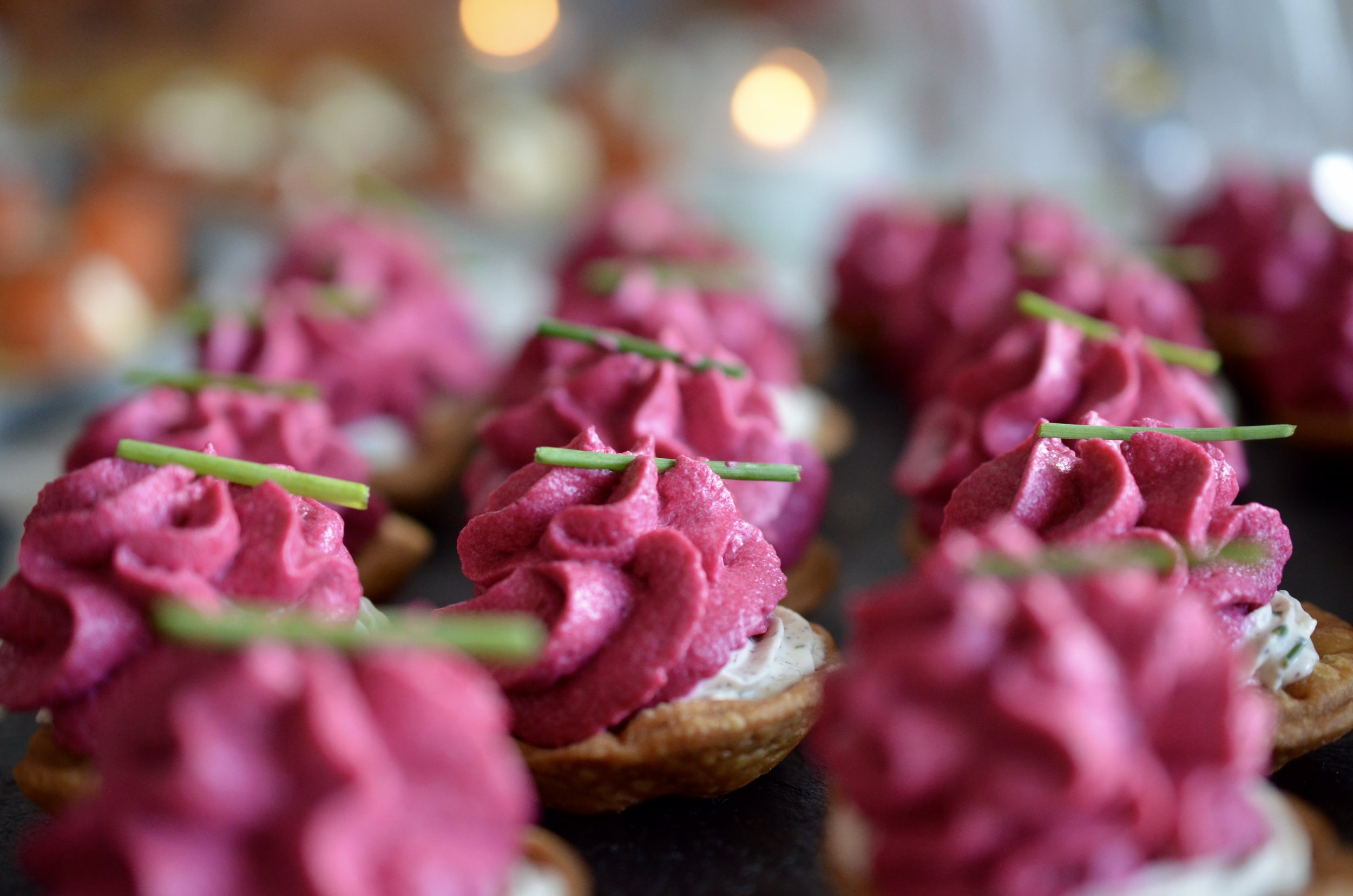 Hibiscus Dinners fingermat: mini terter med rødbetter og geit ost topping