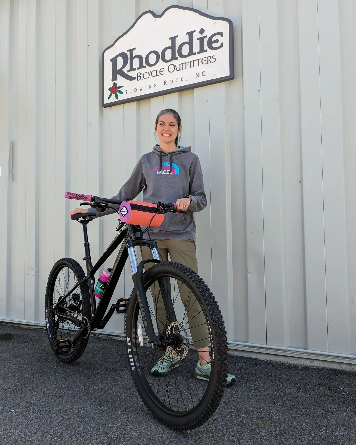 Happy New Bike Day to Deb!! She scored a sweet Cannondale Habit HT and accessorized gorgeously with a Coral/Lilac MOOSEPACKS Handlebar Bag. Thanks so much for choosing Rhoddie - enjoy the ride!
&bull;
&bull;
&bull;
#Cannondale #CannondaleHabit #mtnbi