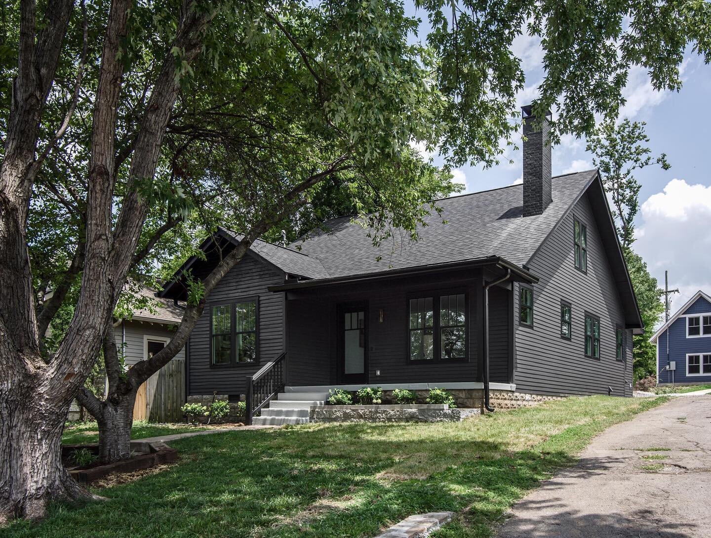 My favorite listing of the day! 
It&rsquo;s truly captivated my full attention this morning :)

Sophisticated modern design just listed in desirable and walkable Lockeland Springs 🌿🖤🌿

Completely renovated and originally built in 1935, featuring F