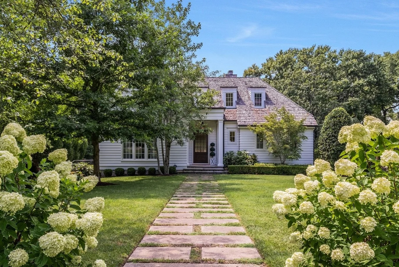 🌾 Delightful and quintessential Belle Meade estate just listed today. Custom built in 2016 and featured in Southern Living Magazine 🌾

* Comment CHARM for the listing link 

&bull; 4 beds + 5.5 baths
&bull; 5,479 sq.ft
&bull; .57 acre
&bull; Golf s