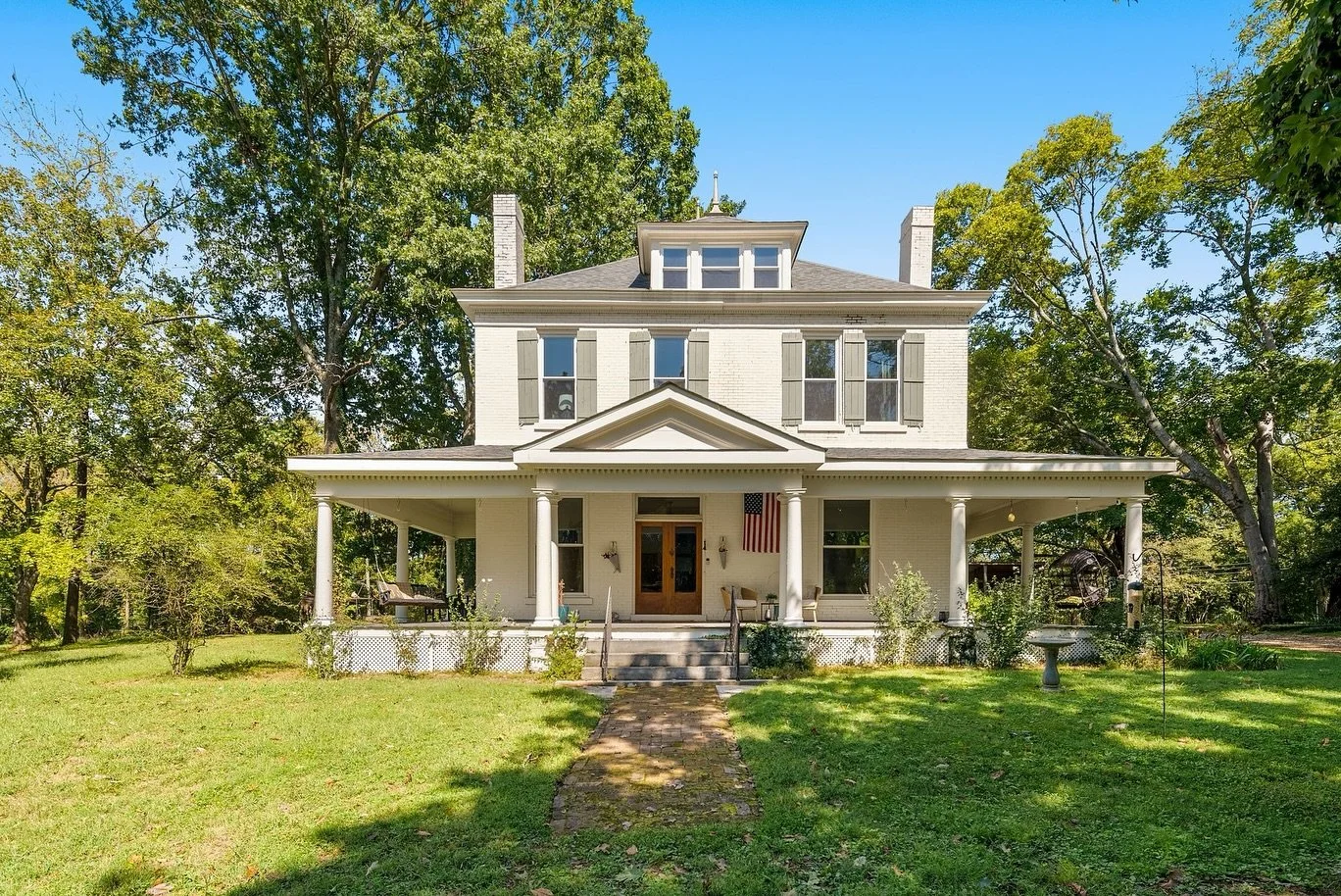 🌾 Consider this as the first time I&rsquo;ve ever considered moving to Columbia!! So dreamy &amp; under a million 

* Comment HOME for the listing link 🌾

&bull; 5 beds + 2.5 bath
&bull; 3,698 sq.ft
&bull; 3.5 acres
&bull; built in 1902

&mdash;&md