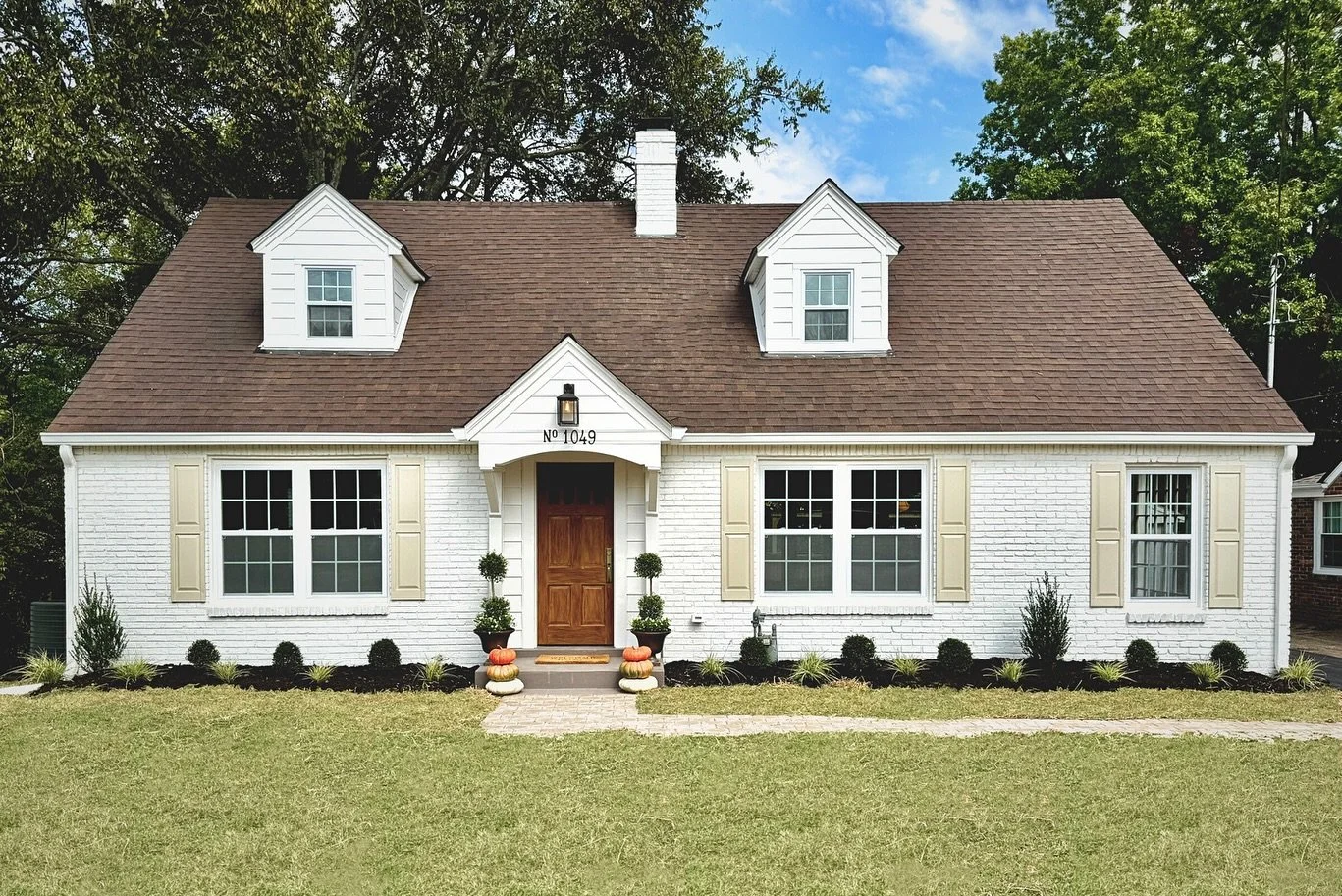 🌾 The most darling, sweet cottage was just renovated and listed in East Nashville. I had the pleasure of recently viewing it. It&rsquo;s just lovely! AND, to my surprise, it even has a full basement for storage and those pesky tornado warnings.

* C