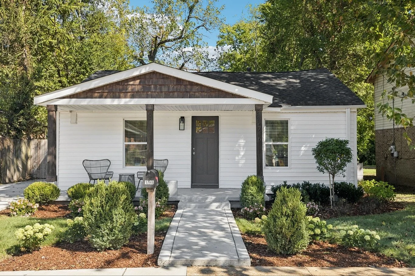 🌾 This house is darling! 
1,250 sq.ft of renovated charm in North Nashville under &hellip; $350k!!

* Comment LINK for the listing link!

&bull; 3 beds + 2 baths
&bull; 1250 sq.ft
&bull; built in 1925
&bull; fenced in backyard 

____________________