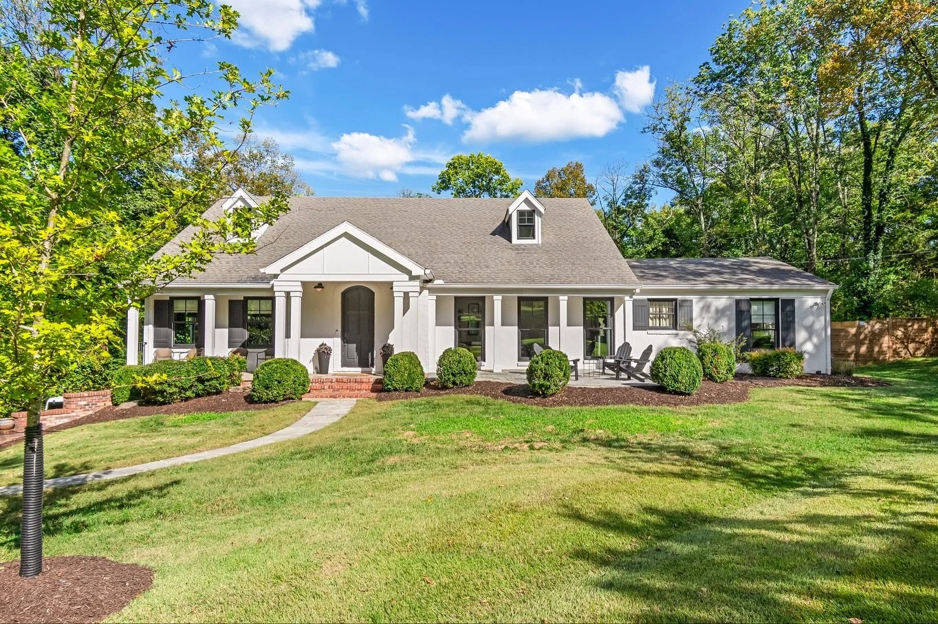 🌾 Have I told you how much I love Oak Hill yet? Especially this street, which is where we almost bought our first house, and just a short walk to Radnor!

New to the market &amp; ready for showings 🌾

* Comment HOME for the listing link 

&bull; 5 