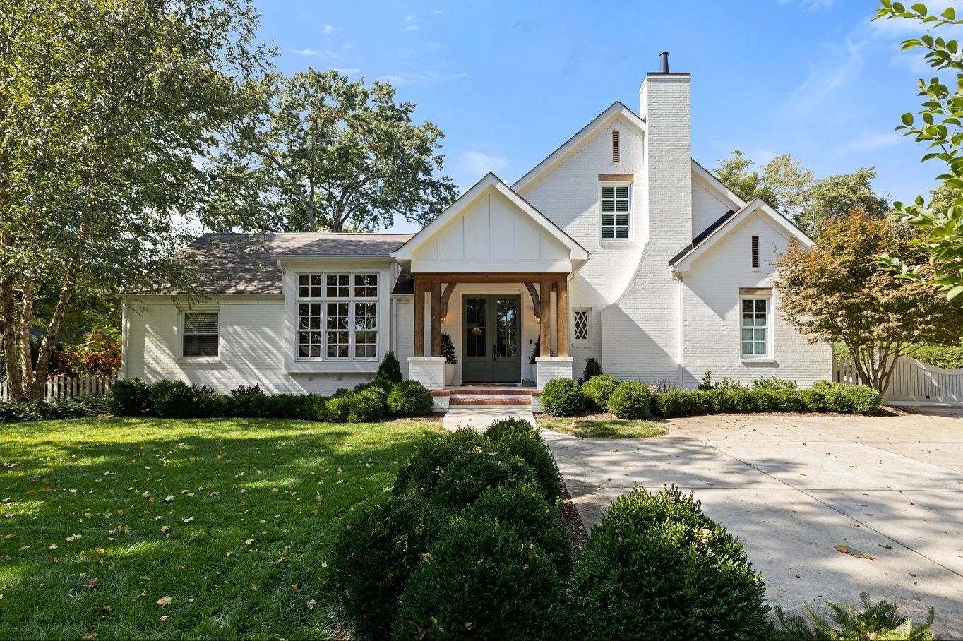 🌾 So darling! We all love the Highlands, don&rsquo;t we?! So quaint and charming with Cheekwood and Percy Warner as your adorning neighbors 🌿

* Comment HOME for today&rsquo;s listing link!

* DM for showing info 

&bull; 5 beds + 3 baths 
&bull; 3