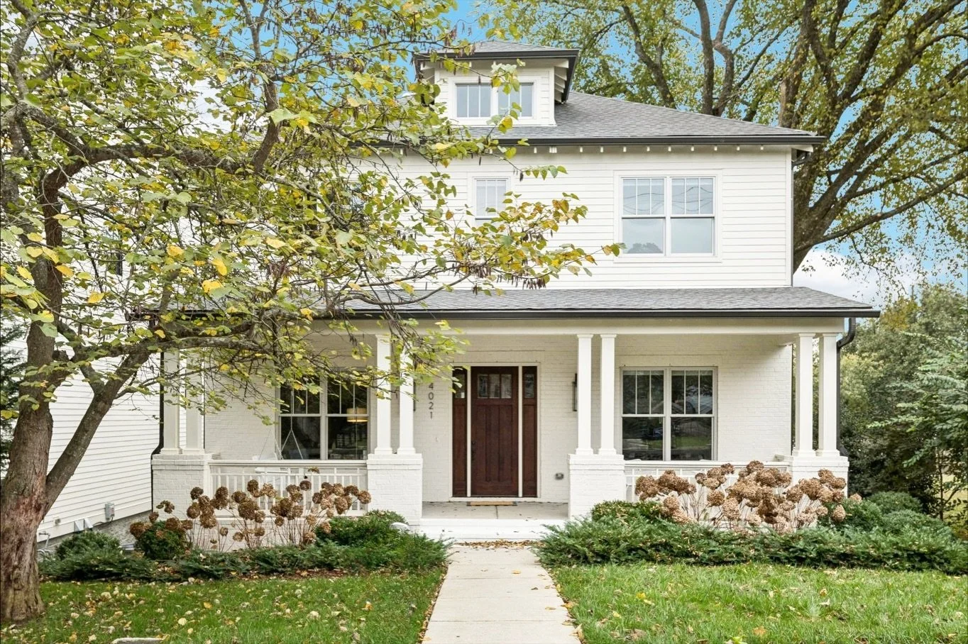 🌾 The sweetest Sylvan Park listing ~ walkable to the golf course, greenway, shops, and restaurants! 

* Comment HOME for the listing link 

* DM with inquiries &amp; showing requests!

&bull; 4 beds + 3 baths 
&bull; 3,383 sq.ft
&bull; Built in 2020