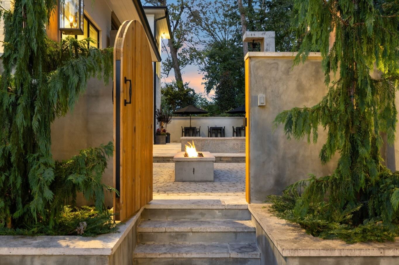 🌾 Exquisite luxury featuring a private outdoor oasis complete with a heated pool, spa, sauna, cold plunge, fire table, and outdoor shower. Located in the Seven Hills subdivision conveniently near Green Hills, 12 South, and Brentwood. 

* Comment HOM