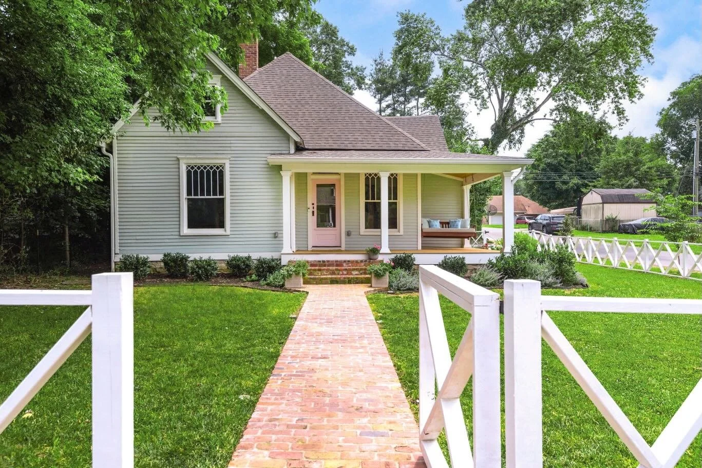 🌾 Timeless elegance meets modern luxury in this 1930s Victorian in the heart of Sylvan Park. Masterfully restored in 2023, the home captures the soul of old Nashville with the comfort and style of modern living. 

&bull; 4 beds + 3.5 baths
&bull; 2,