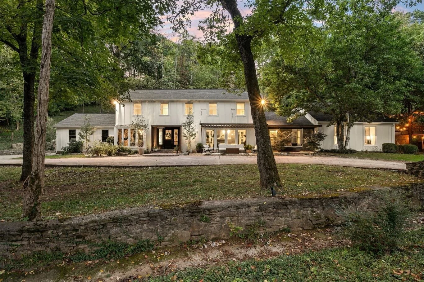 🌾 Twice featured in Southern Living, the home&rsquo;s latest reinvention feels more Elle Decor than traditional ~ a vibrant, artful revival balancing Southern heritage with a renonwed creator&rsquo;s edge. Set on a rare two-acre estate in a Forest H