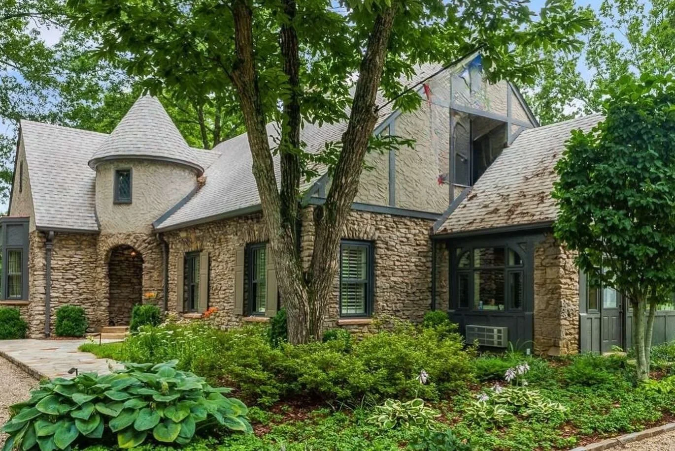 🌿 A slice of the English Countryside in Green Hills for all those who adore the enchanting Cotswold-style architecture!

* Comment HOME and I&rsquo;ll send you the listing link

&bull; 4 beds + 4 baths
&bull; 3,226 sq.ft
&bull; 1.6 acres 
&bull; bui