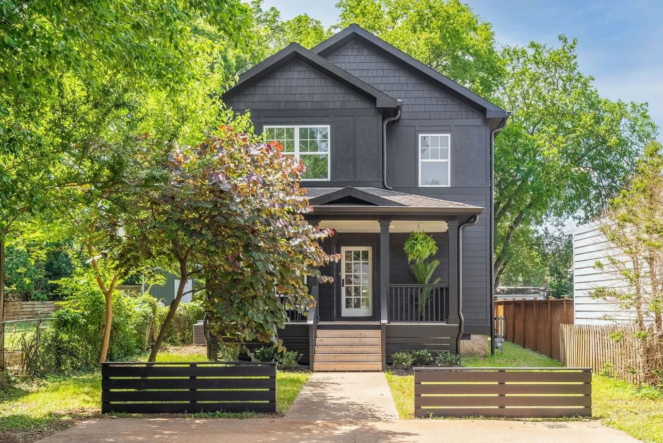 🌷 Splendid Sylvan Park in Spring 🌷

Darling newer construction home in the quaint neighborhood of Sylvan Park 🌿 What I love about this home is that not only do you feel cozy inside, but you can walk to the Farmer&rsquo;s Market, Star Bagel Cafe, o