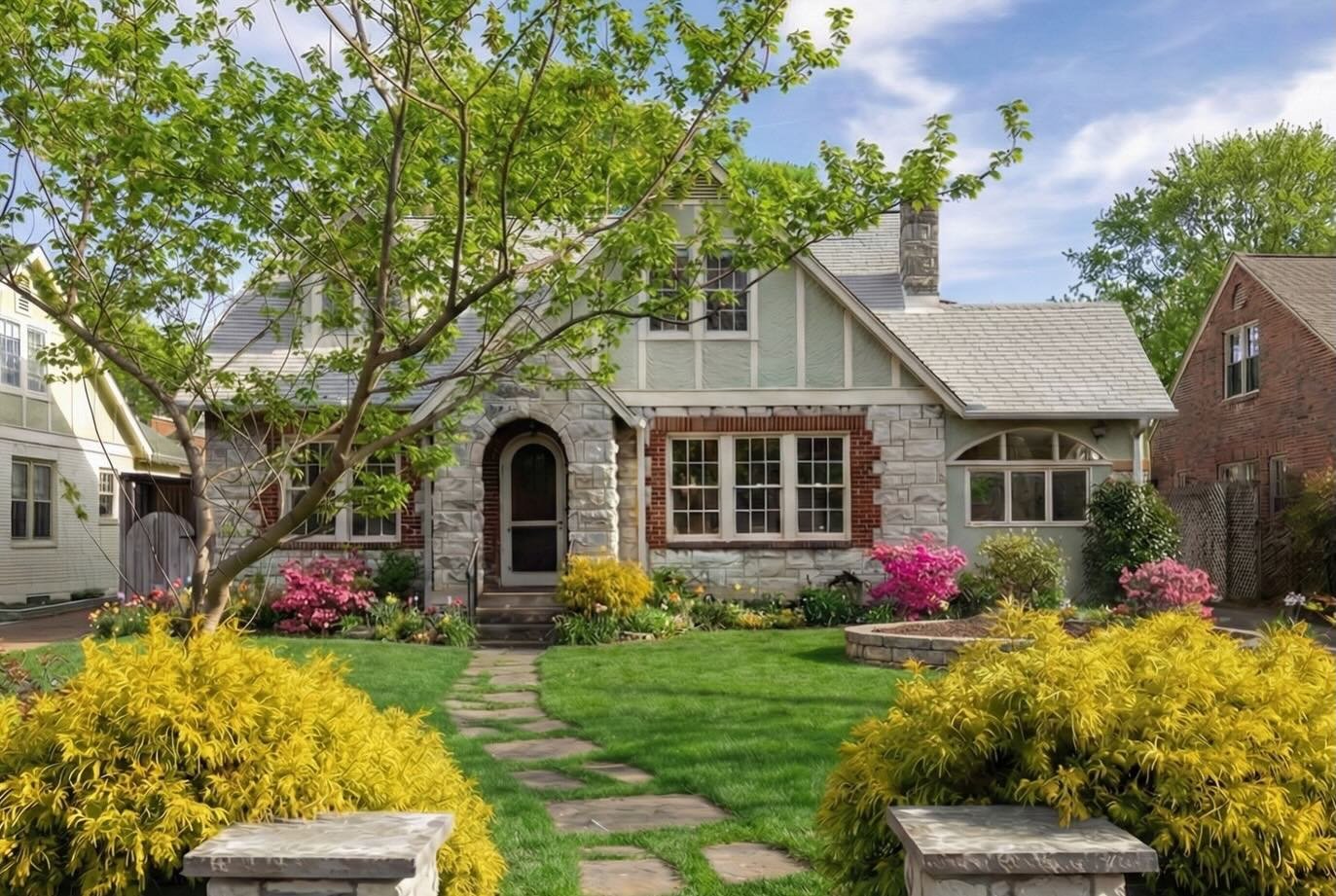 🌿 Imagine morning walks beneath mature trees, on streets that have been quietly beautiful for over a century.

Many of these homes in Cherokee Park, Whitland, Richland, and Belle Meade were originally built in the early 1900s , crafted with intentio