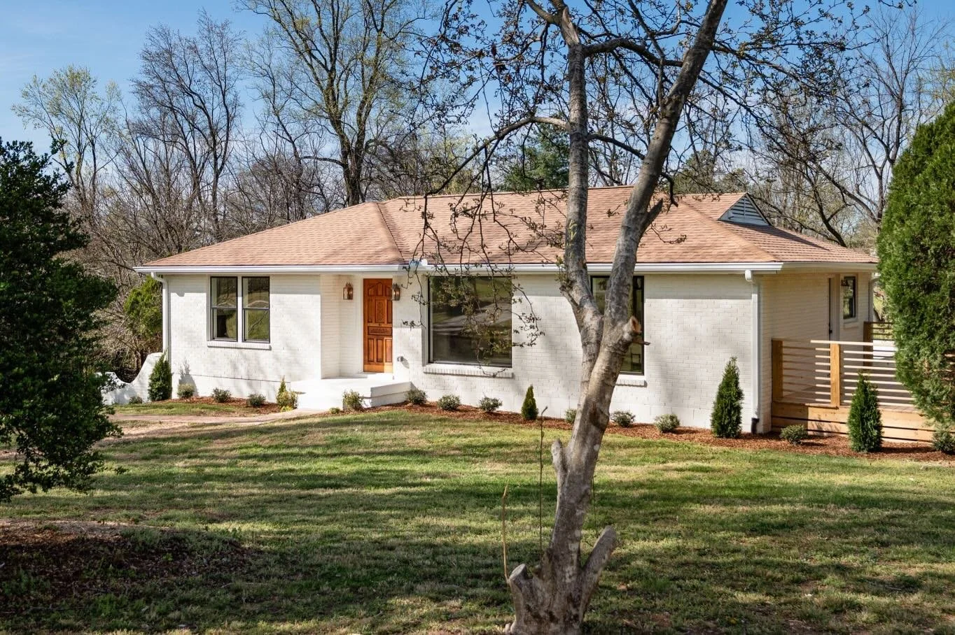 🌾 They did an exceptional job on this Donelson renovation! Priced under $700k :)

* Comment HOME and I&rsquo;ll send you the listing link!

* DM for showing requests 

&bull; 4 beds + 3 baths 
&bull; 2,500 sq.ft
&bull; Built in 1955

_______________